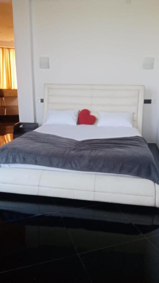 كاتوناياكى Qiqi Airport Villa المظهر الخارجي الصورة