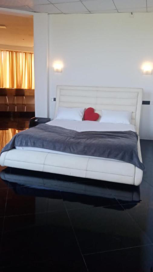 كاتوناياكى Qiqi Airport Villa المظهر الخارجي الصورة